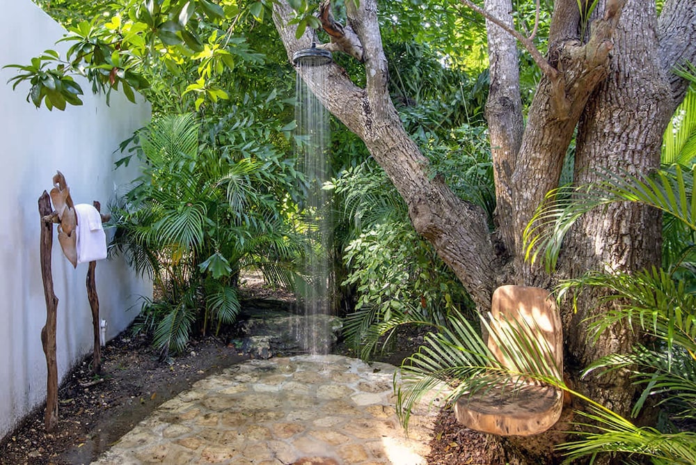 Nature-inspired 4BR Modern Villa Pool Resort Access