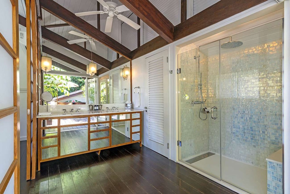 Nature-inspired 4BR Modern Villa Pool Resort Access