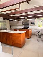 Nature-inspired 4BR Modern Villa Pool Resort Access