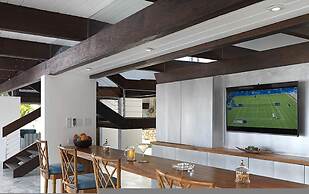 Nature-inspired 4BR Modern Villa Pool Resort Access
