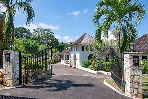 Charming 4BR Garden Villa Pool Separate Cottage