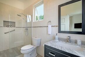 Contemporary 6BR Villa Sea Views Infinity Pool Resort Access