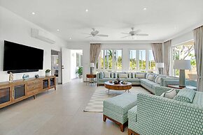 Contemporary 6BR Villa Sea Views Infinity Pool Resort Access