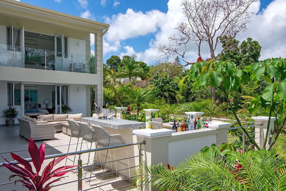 Contemporary 6BR Villa Sea Views Infinity Pool Resort Access