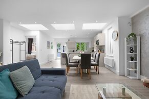 Modern 3 Bedroom, 2 Bathroom Home in Edgware