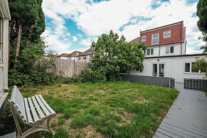 Modern 3 Bedroom, 2 Bathroom Home in Edgware