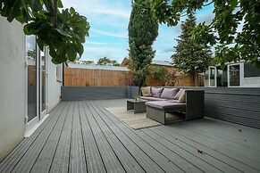 Modern 3 Bedroom, 2 Bathroom Home in Edgware