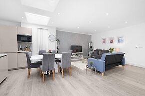 Modern 3 Bedroom, 2 Bathroom Home in Edgware