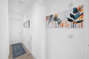 Modern 3 Bedroom, 2 Bathroom Home in Edgware