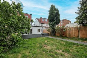 Modern 3 Bedroom, 2 Bathroom Home in Edgware