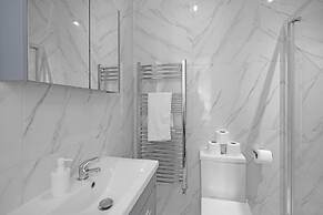 Modern 3 Bedroom, 2 Bathroom Home in Edgware