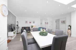 Modern 3 Bedroom, 2 Bathroom Home in Edgware
