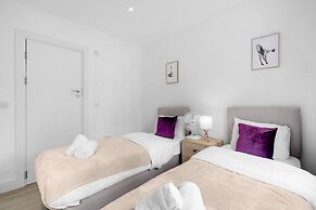 Modern 3 Bedroom, 2 Bathroom Home in Edgware