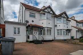 Modern 3 Bedroom, 2 Bathroom Home in Edgware