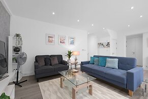 Modern 3 Bedroom, 2 Bathroom Home in Edgware