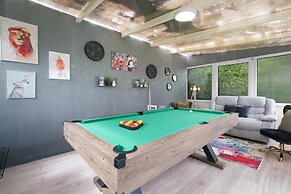 Modern 3 Bedroom, 2 Bathroom Home in Edgware