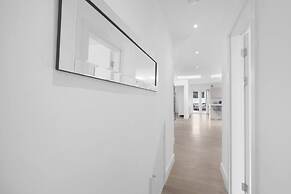 Modern 3 Bedroom, 2 Bathroom Home in Edgware
