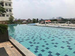 Comfortable Classic Studio At Apartment Cinere Bellevue Suites