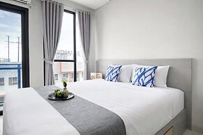 Wooden Accents Studio At Monroe Tower Apartment