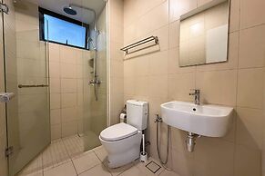 Modern 2BR Stay, Pool, Near Jonker St Melaka