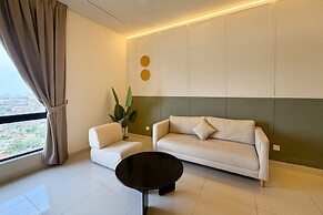 Modern 2BR Stay, Pool, Near Jonker St Melaka