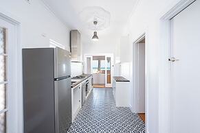 The Largs Lookout - Modern Apartment