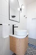The Largs Lookout - Modern Apartment