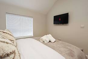 Modern 5BR Home new
