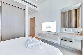 Upscale 1BR With Jacuzzi Prime Location in JVC