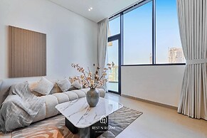 Upscale 1BR With Jacuzzi Prime Location in JVC