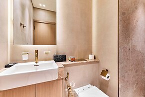 Upscale 1BR With Jacuzzi Prime Location in JVC