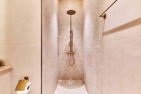 Upscale 1BR With Jacuzzi Prime Location in JVC