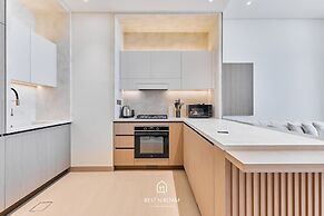 Upscale 1BR With Jacuzzi Prime Location in JVC