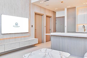Upscale 1BR With Jacuzzi Prime Location in JVC
