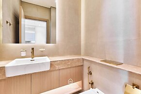 Upscale 1BR With Jacuzzi Prime Location in JVC