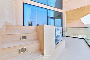 Upscale 1BR With Jacuzzi Prime Location in JVC