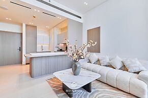 Upscale 1BR With Jacuzzi Prime Location in JVC
