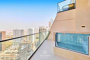 Upscale 1BR With Jacuzzi Prime Location in JVC