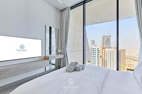 Upscale 1BR With Jacuzzi Prime Location in JVC
