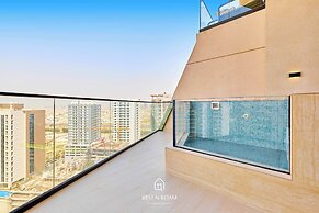Upscale 1BR With Jacuzzi Prime Location in JVC