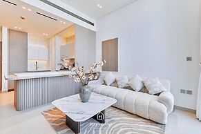 Upscale 1BR With Jacuzzi Prime Location in JVC