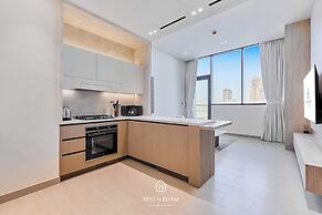 Upscale 1BR With Jacuzzi Prime Location in JVC