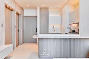 Upscale 1BR With Jacuzzi Prime Location in JVC