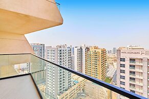 Upscale 1BR With Jacuzzi Prime Location in JVC