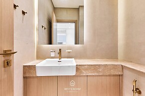 Upscale 1BR With Jacuzzi Prime Location in JVC