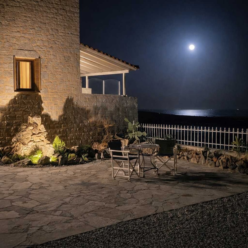Tainaros Rooms - Beachfront Cozy Getaway