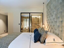 Villa With Pool & Suites for 12 Guests
