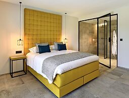 Villa With Pool & Suites for 12 Guests