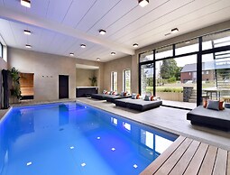 Villa With Pool & Suites for 12 Guests