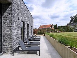 Villa With Pool & Suites for 12 Guests